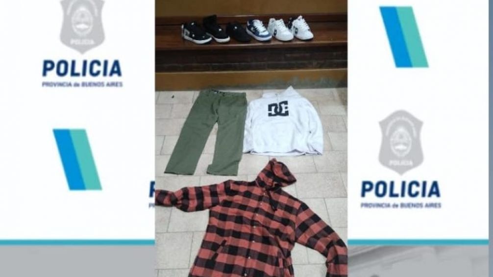 Rompió la vidriera de un local y se llevó diversas prendas