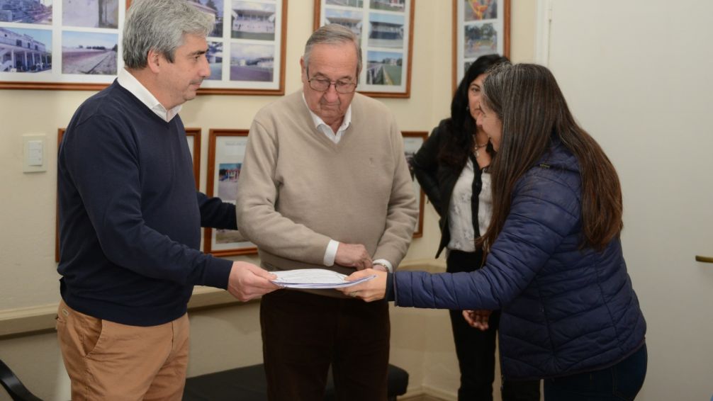 Vecinos de Tandil recibieron las actas de afectación al Régimen de Protección de Vivienda