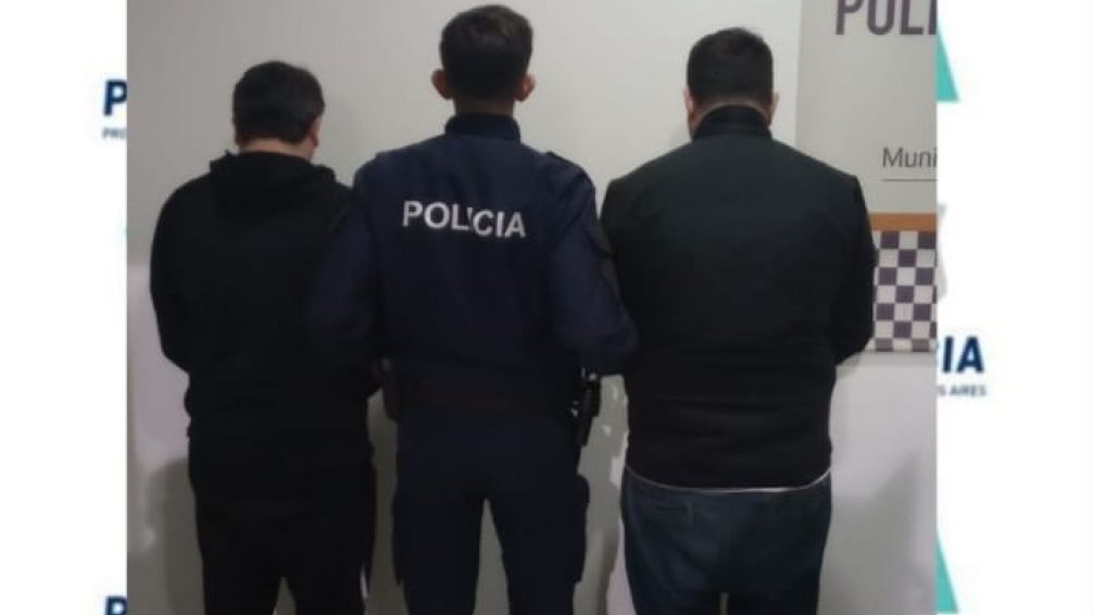 Dos detenidos por robar ruedas de auxilio y otros artículos luego de abrir vehículos a la fuerza