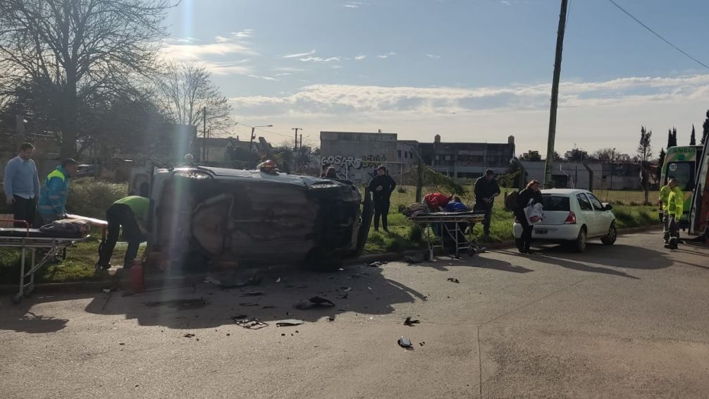 Choque y vuelco: tuvieron que rescatar una mujer que quedó atrapada en el auto