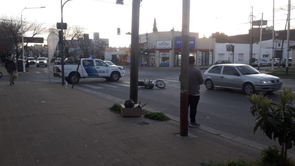 Moto y auto chocaron en Avenida Marconi