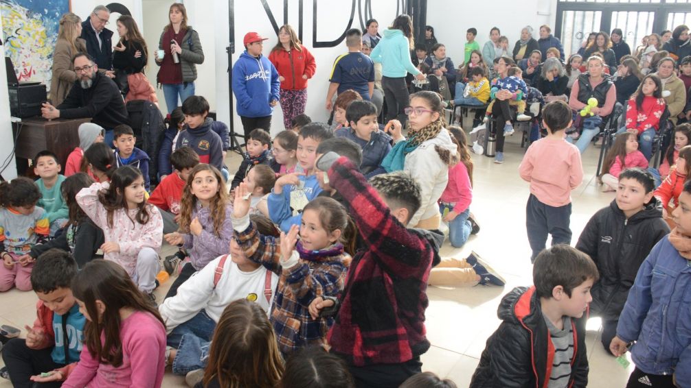 La Movediza tuvo su "Fiesta" con los Barrios Juegan y la presencia del Mago Ariel