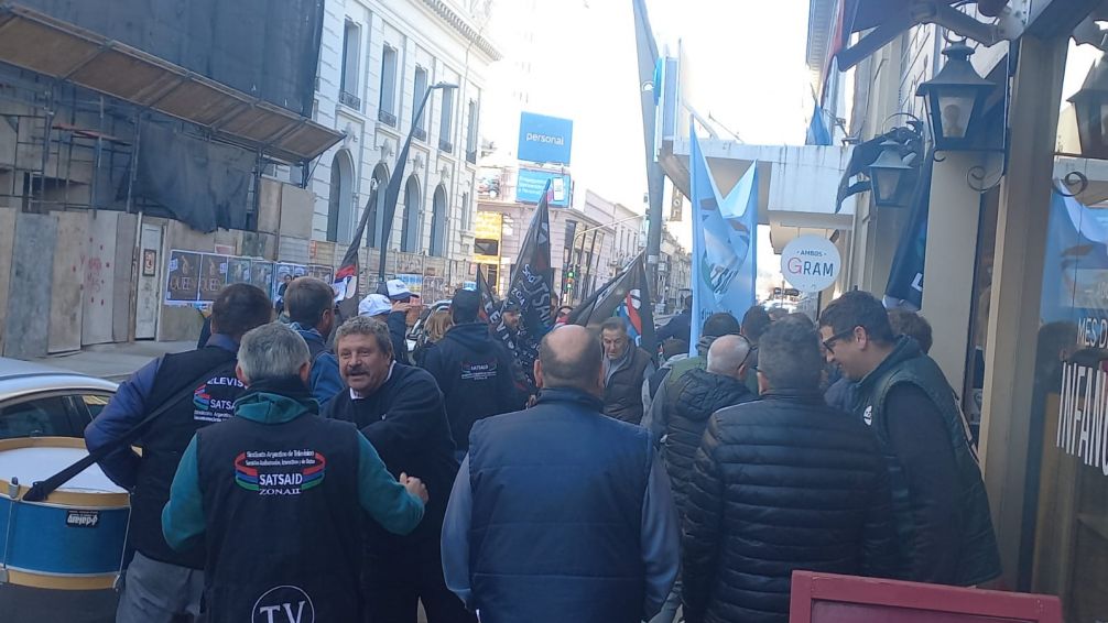 Personal del Sindicato de Televisión realizaron una protesta en las oficinas de Personal Flow