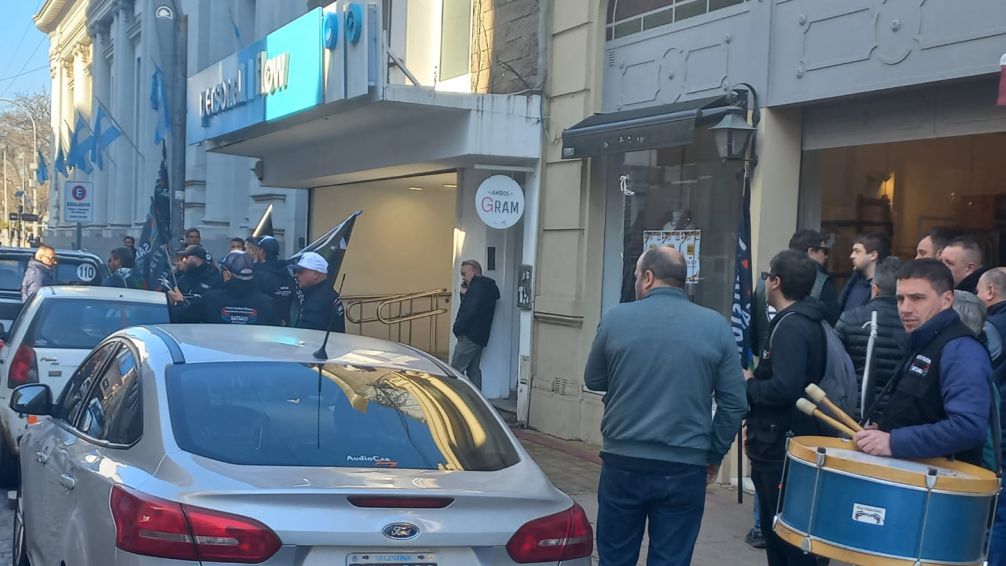 Personal del Sindicato de Televisión realizaron una protesta en las oficinas de Personal Flow
