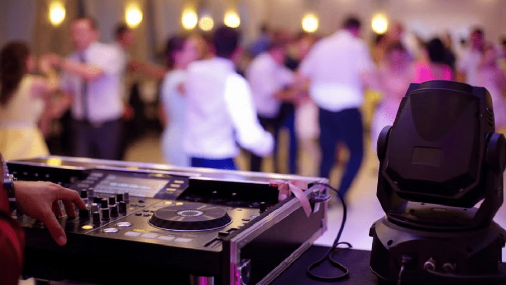 El Gobierno eliminó el pago a Sadaic por pasar música en fiestas privadas y hoteles