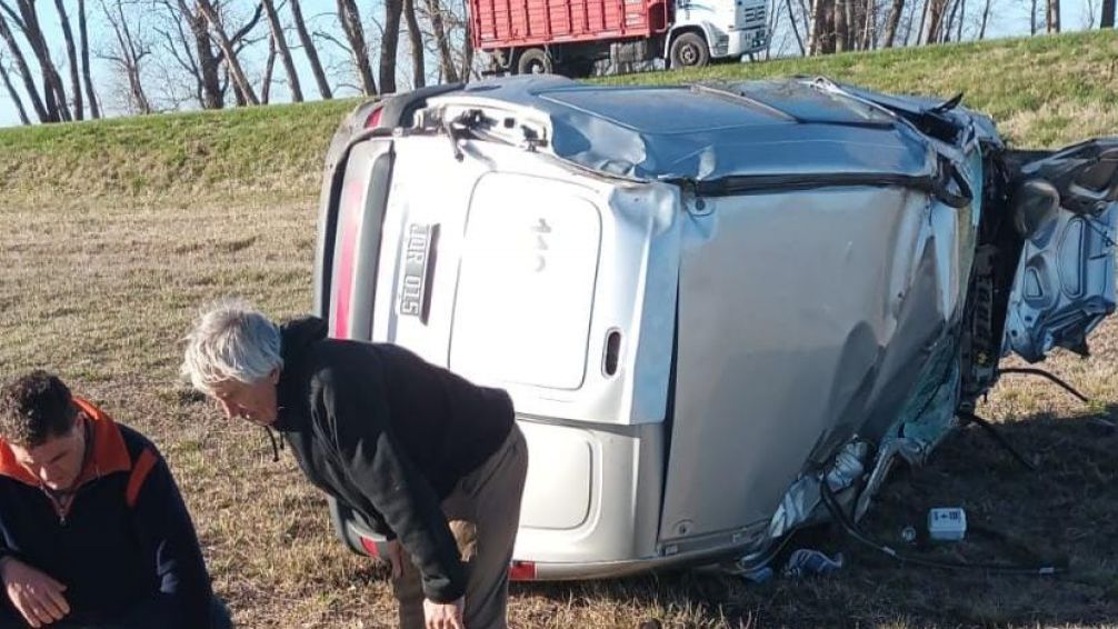 Un tandilense se despistó y volcó la Kangoo que conducía en la Ruta 226