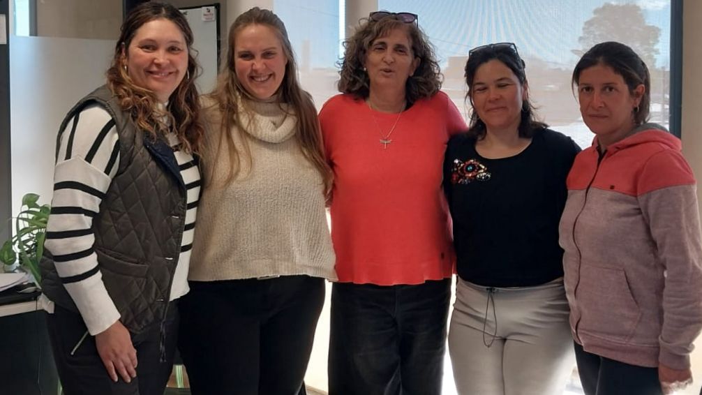 Entregan objetos de apego realizados por el taller Entretejido para el Programa Titán