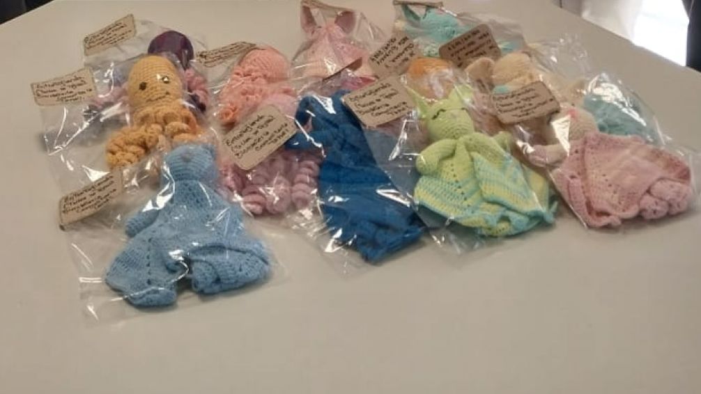 Entregan objetos de apego realizados por el taller Entretejido para el Programa Titán