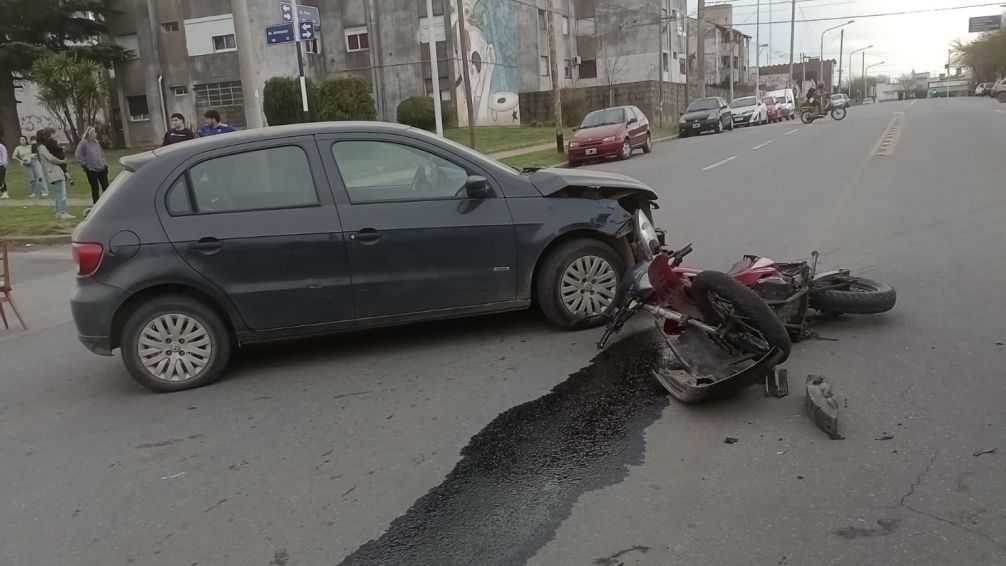 Motociclista hospitalizado tras choque con un auto