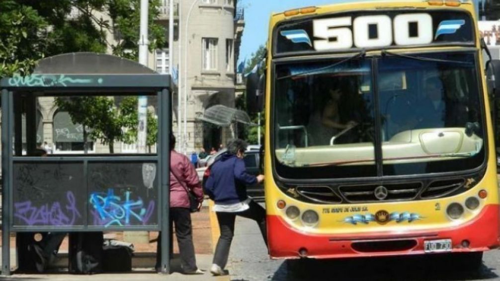 En reclamo del pago de una cuota del incremento salarial, a la noche paran los micros 