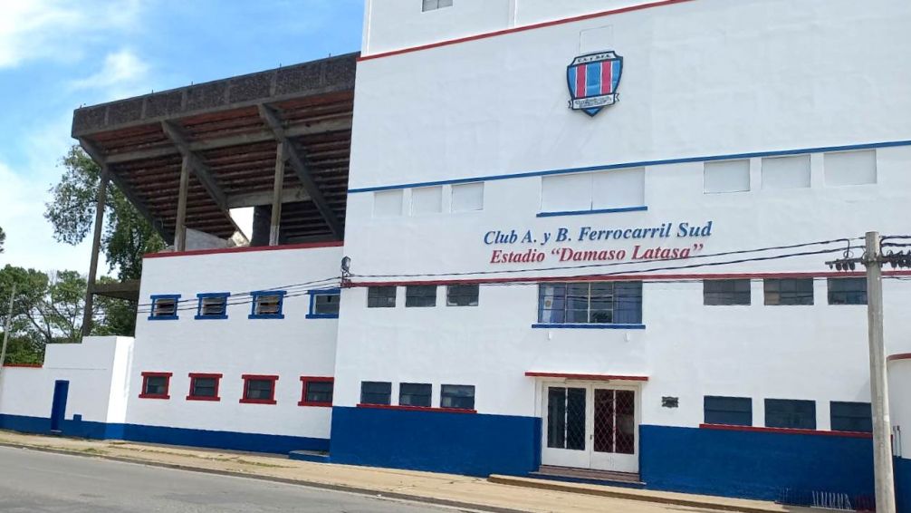 Ferro y la Escuela 18 abrieron el "Banco de Calzado Deportivo"