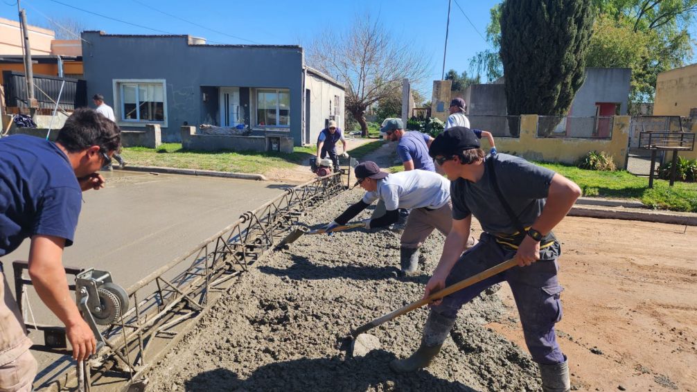 Con trabajos en la calle Tucumán el Municipio avanza con obras de pavimentación