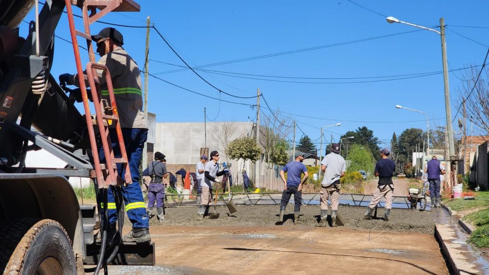 Con trabajos en la calle Tucumán el Municipio avanza con obras de pavimentación