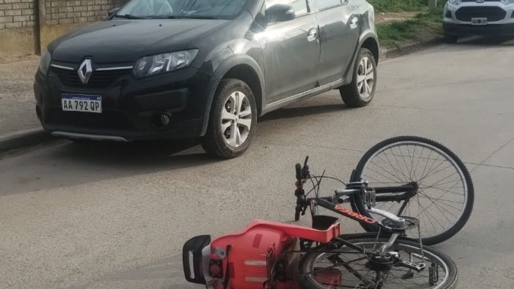 Una ciclista herida tras ser embestida por un vehículo