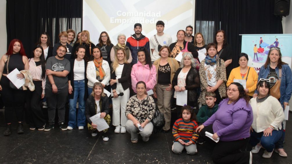Entregan aportes económicos para fomentar y reforzar proyectos a emprendedores locales