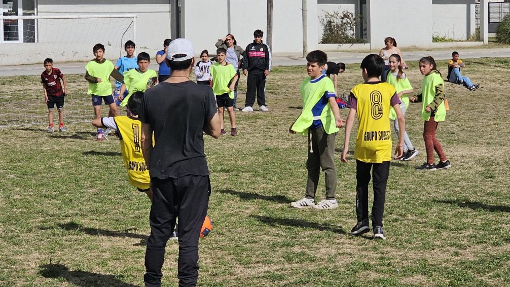 Los chicos de la ciudad celebraron la llegada de la primavera con Los Barrios Juegan