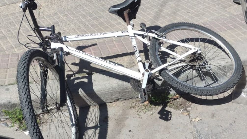 Un auto sin documentación para circular, embistió a una bicicleta