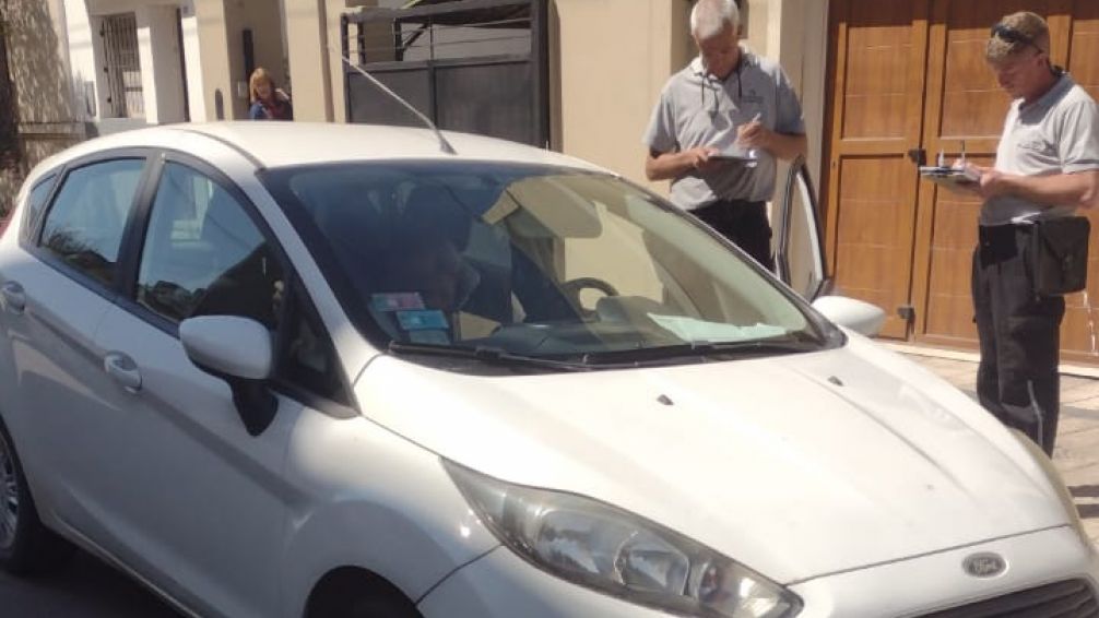 Un auto sin documentación para circular, embistió a una bicicleta