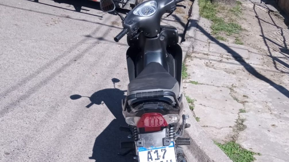 Una mujer sufrió fractura de muñeca al colisionar su moto con un camión repartidor