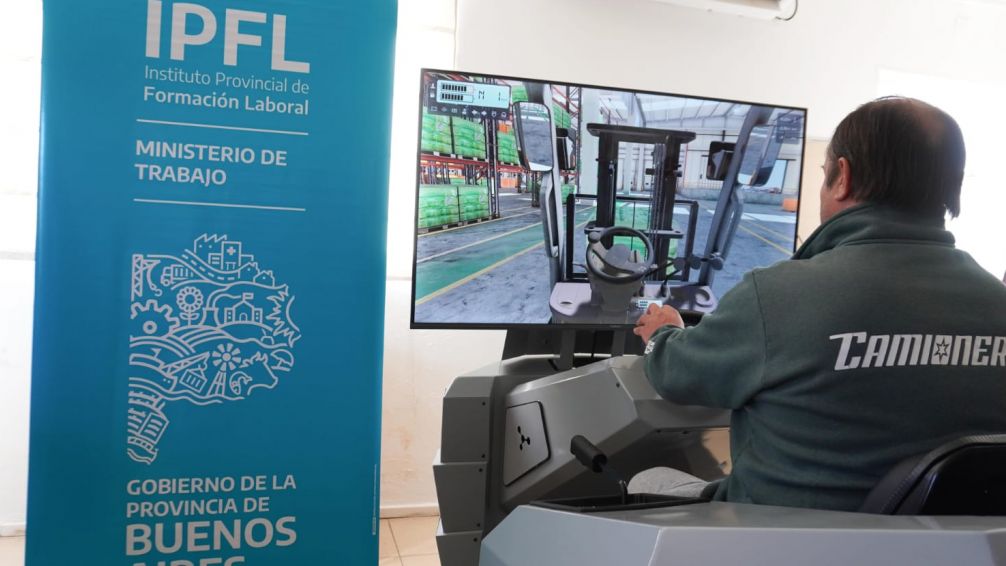 La Uni Barrial presentó los simuladores con los que se dictan los cursos de Operador Vial de Maquinaria Pesada y Operador de Autoelevador