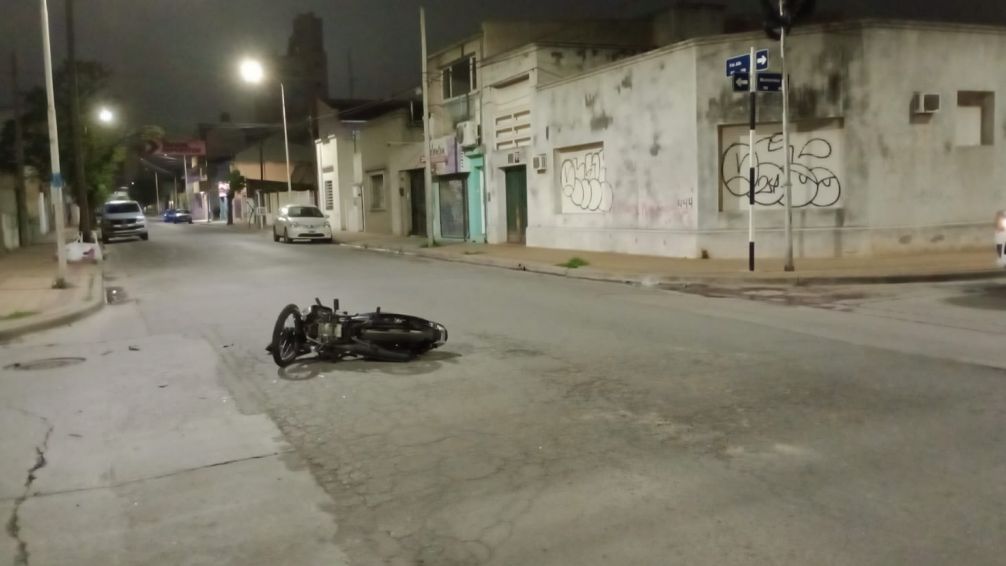 Motociclista sufrió fractura de fémur tras un choque