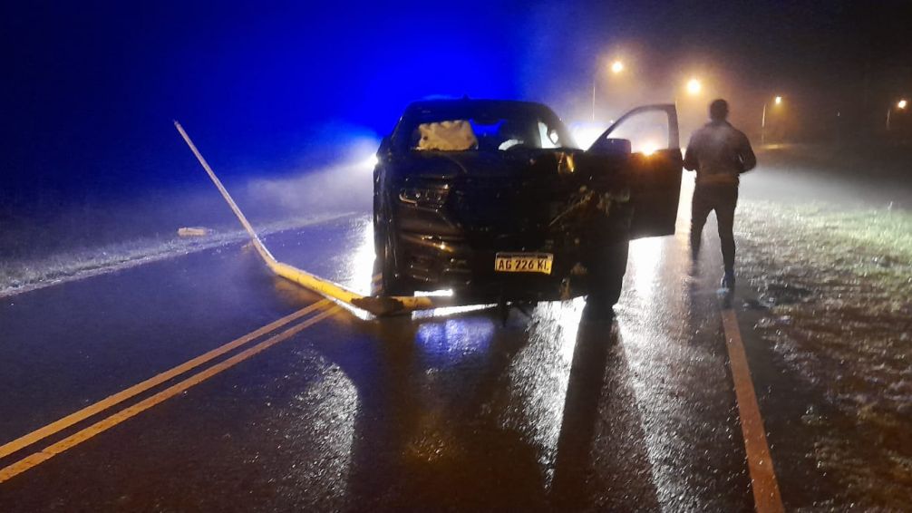 Se despistó y chocó con un poste de luz en Avenida Don Bosco