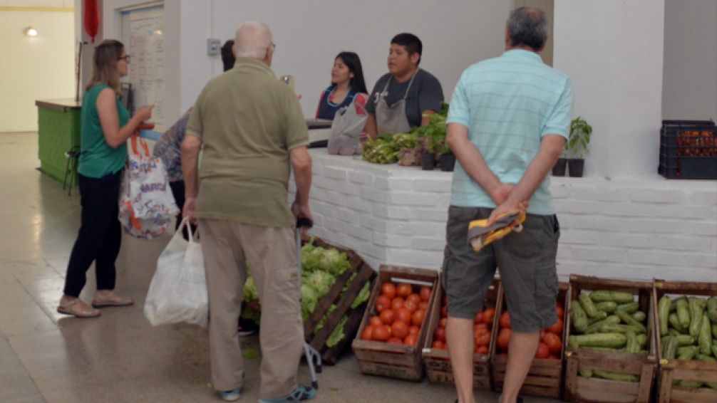 Este sábado vuelven las verduras de quintas locales al Mercado Municipal