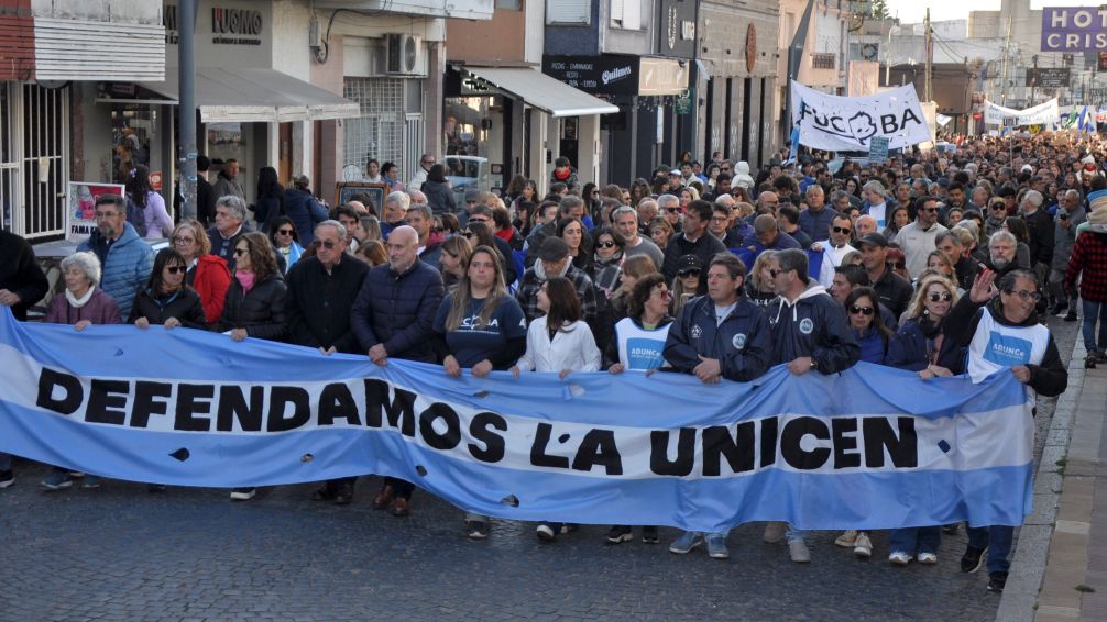 Una multitud marchó en defensa de la Universidad Pública en Tandil