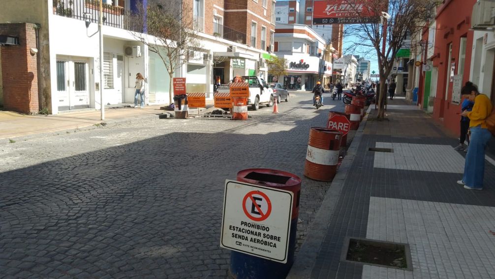 Con trabajos en la calle 9 de julio, continúan con las obras de mejoramiento del adoquinado