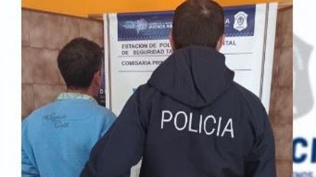 Aprehendieron a un hombre que había sustraído elementos del interior de autos en un estacionamiento