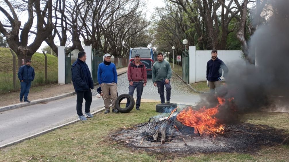 Trabajadores del Cementerio piden rotación de turnos y ganar como un categoría 11