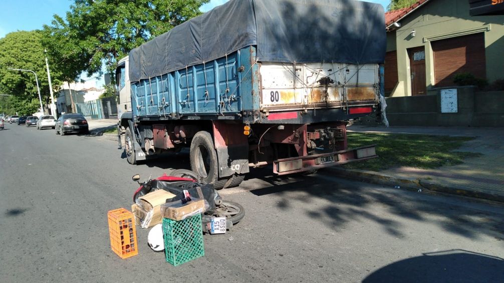 Sufrió fractura de clavícula el motociclista que colisionó con un camión 