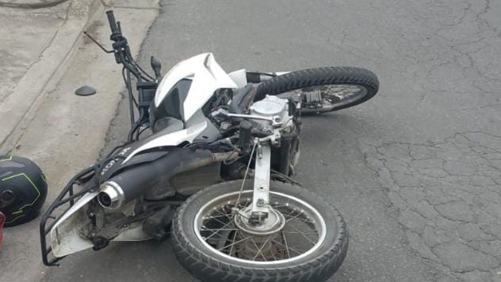 Motociclista perdió el control, cayó sobre el pavimento y fue trasladado al Hospital