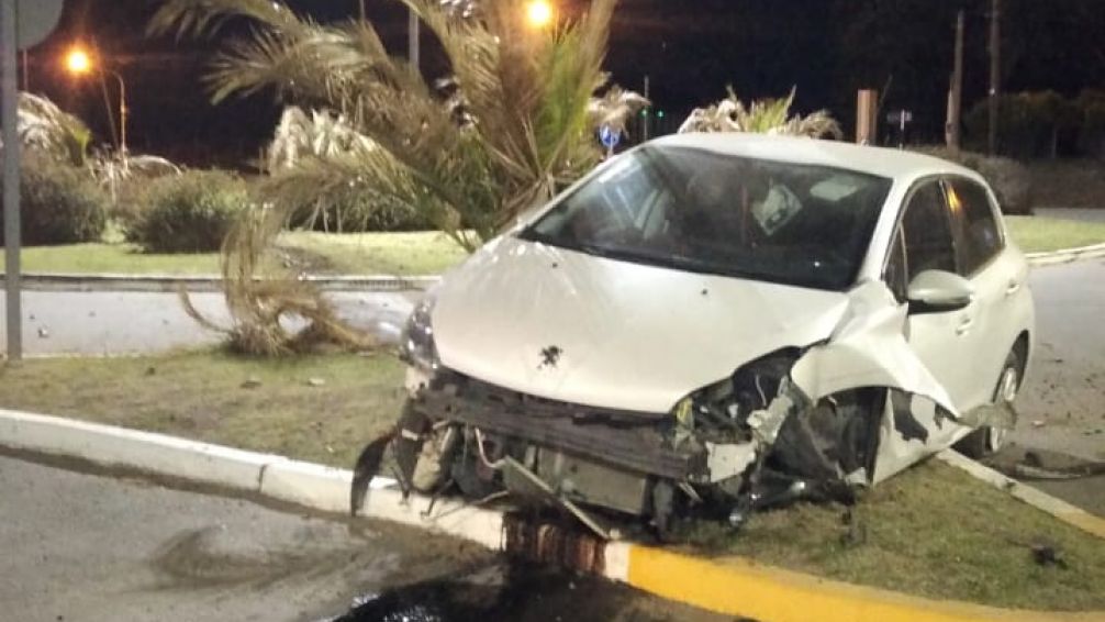 Se "comió" la rotonda del Dique: sin heridos