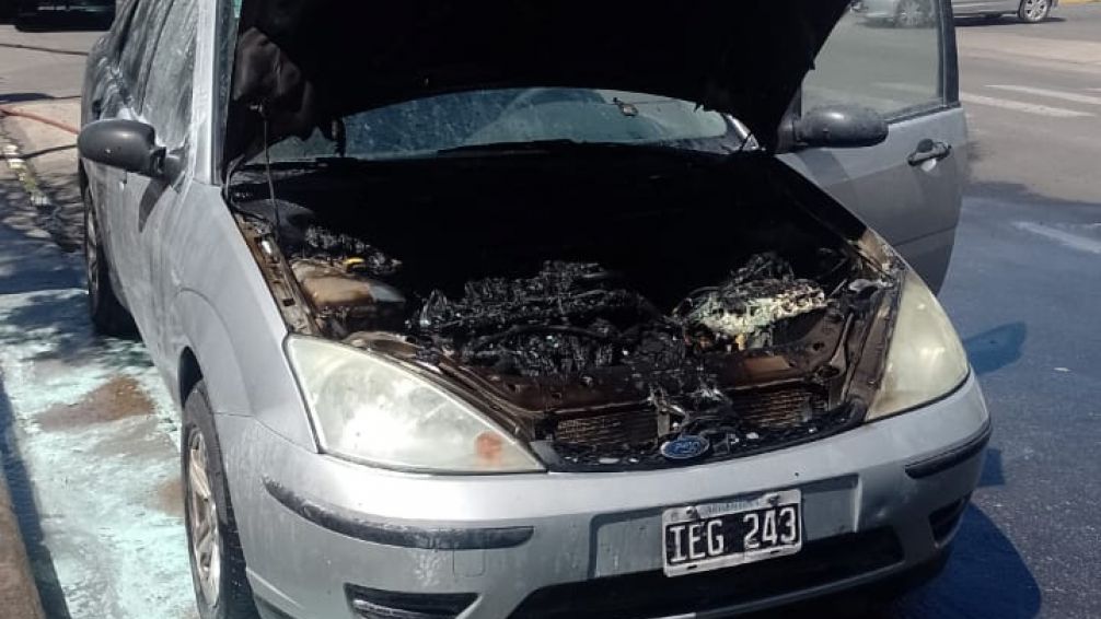 Un automóvil se incendió en plena vía pública