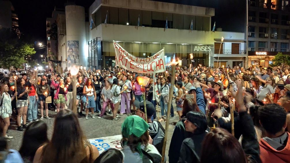 Estudiantes universitarios realizaron una marcha con antorchas como cierre de la toma del rectorado