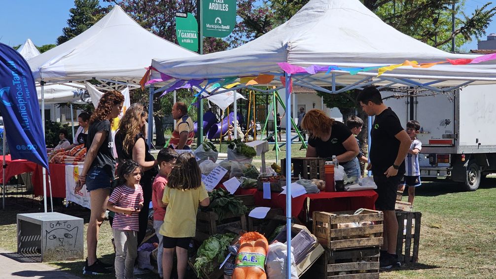 El Mercado Alimenticio Barrial estuvo en la Plaza Ardiles