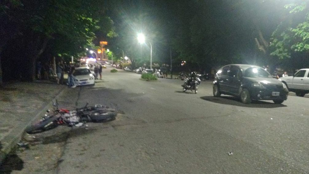 Un herido de gravedad tras choque de auto con dos motos