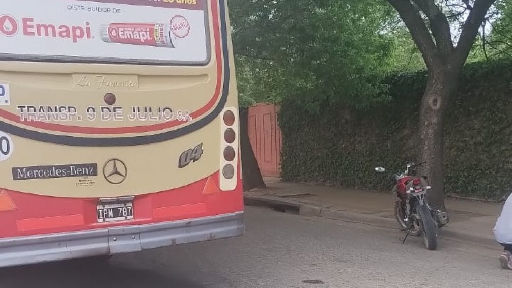 Moto chocó con colectivo en Av. Bolívar y Fugl