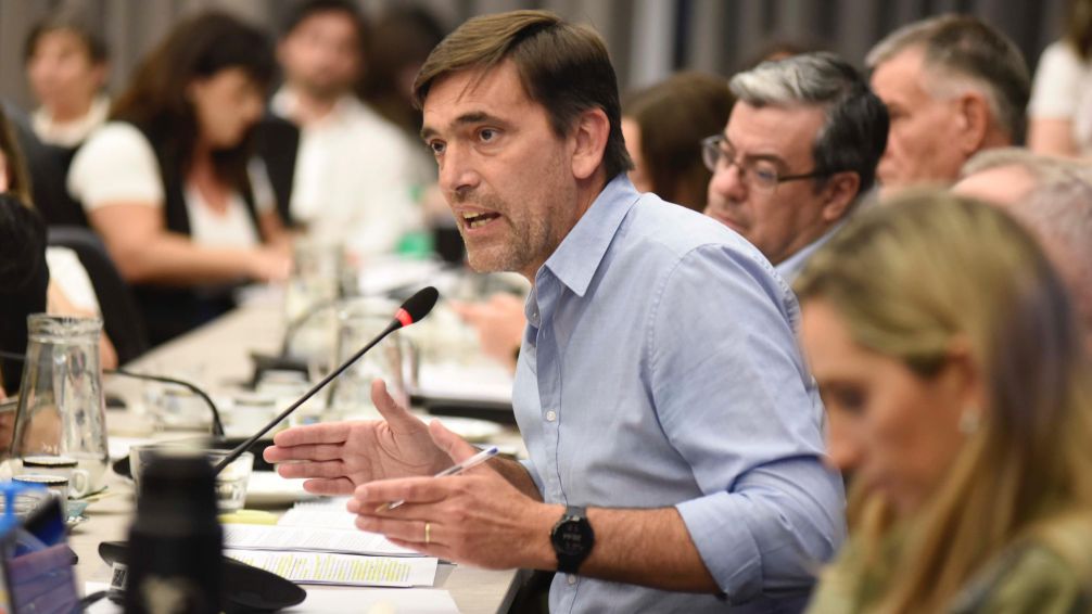 "Están dejando a cientos de miles de niños y jóvenes fuera del acceso al deporte en todo el país"