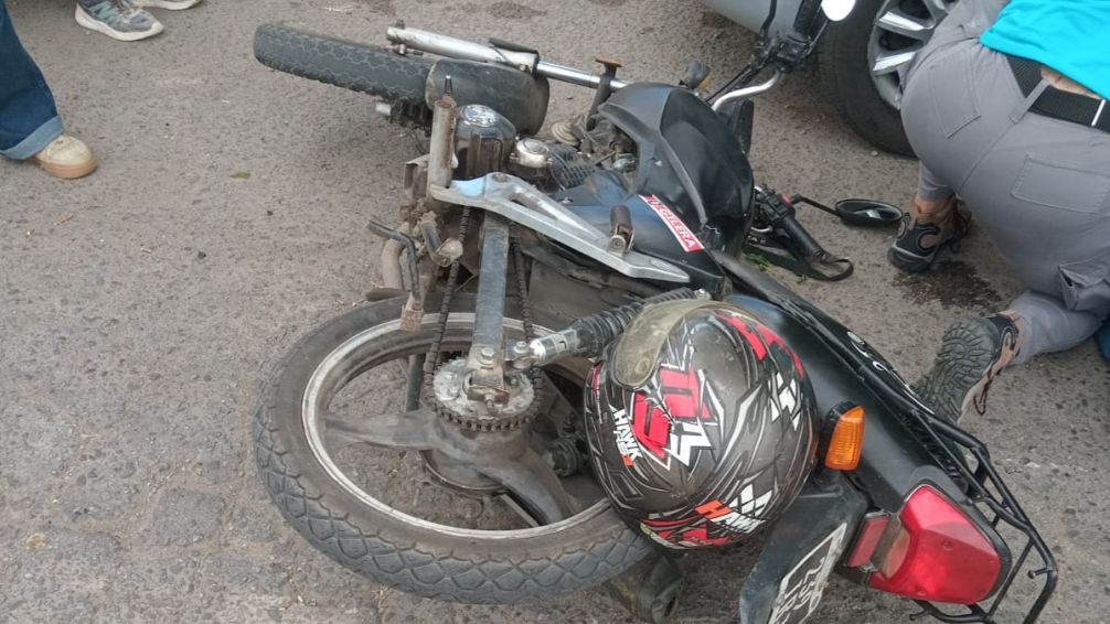 Motociclista se enganchó con cables que colgaban en la calle y chocó con un auto