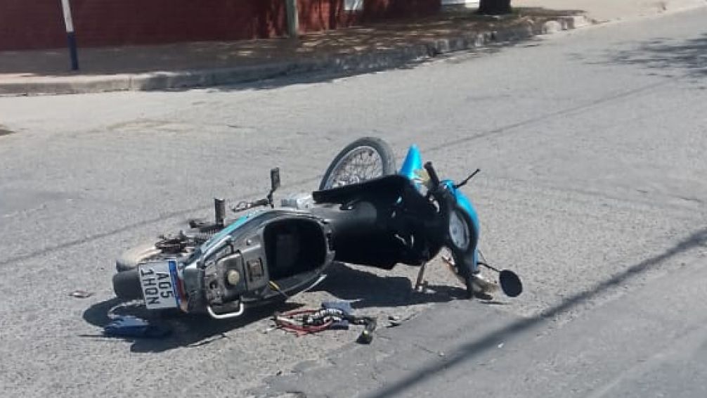 Motociclista herido al colisionar en la intersección de Ituzaingó y Arenales