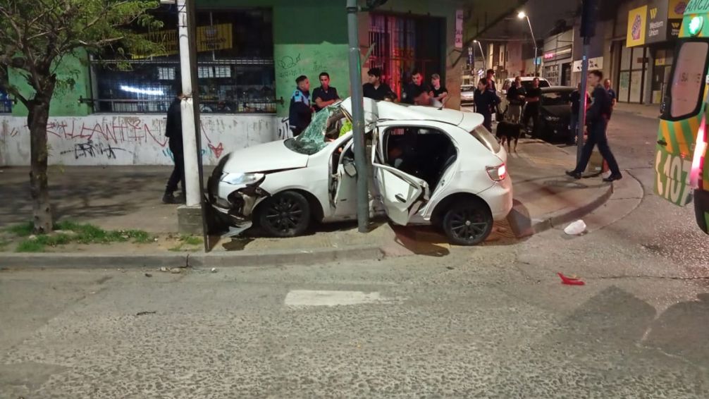 Tres jóvenes heridos tras colisionar contra un semáforo