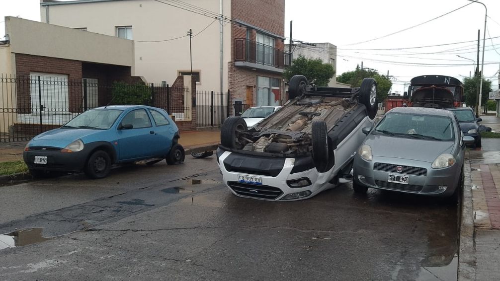Chocó a dos vehículos que estaban estacionados y volcó
