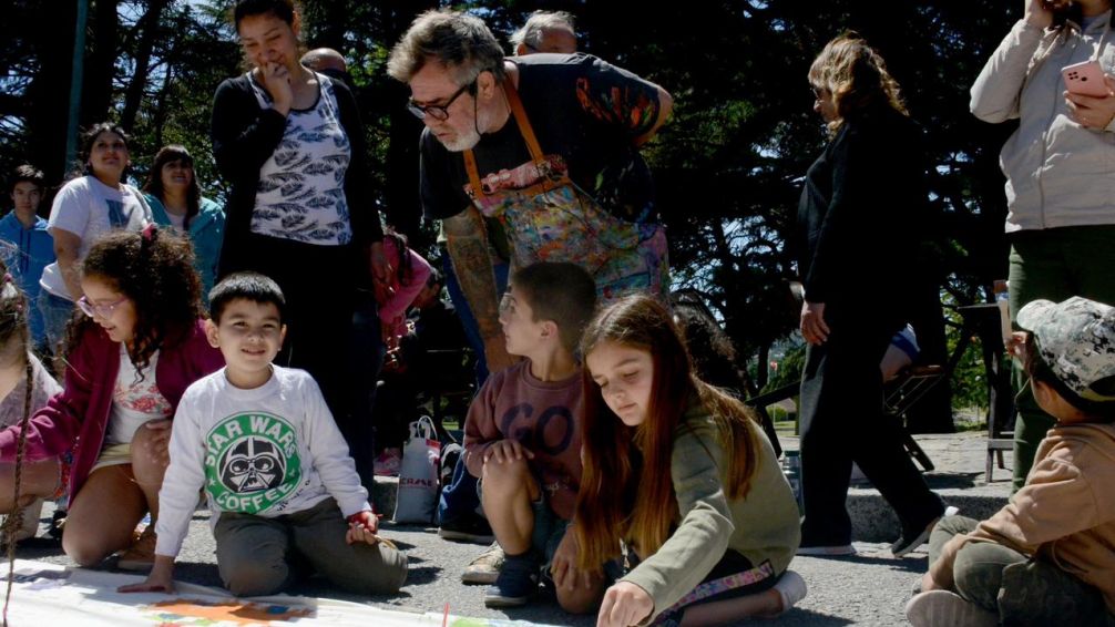 Cientos de niños pintaron la bandera de Chacinar junto a Milo Lockett y Manuel Paz