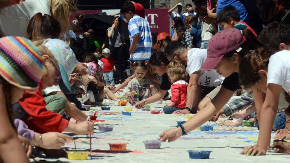 Cientos de niños pintaron la bandera de Chacinar junto a Milo Lockett y Manuel Paz