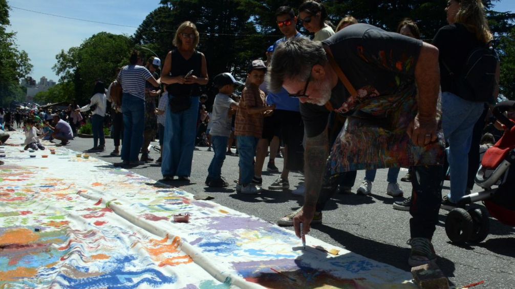 Cientos de niños pintaron la bandera de Chacinar junto a Milo Lockett y Manuel Paz