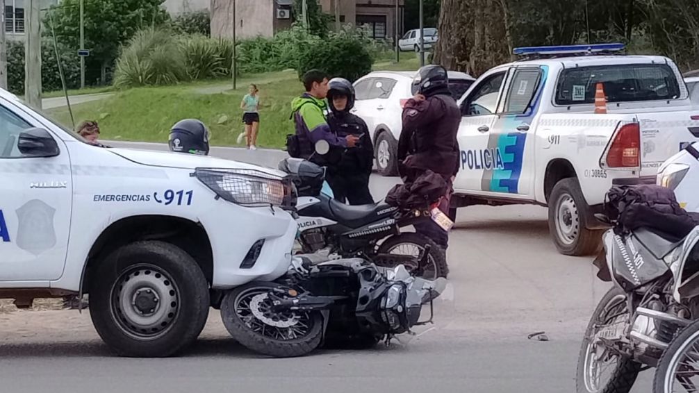 Detienen a dos personas que chocaron un móvil policial en un control e intentaron escapar