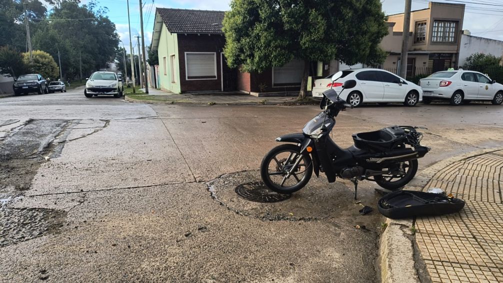 Colisión entre auto y motocicleta: dos personas trasladadas al Hospital
