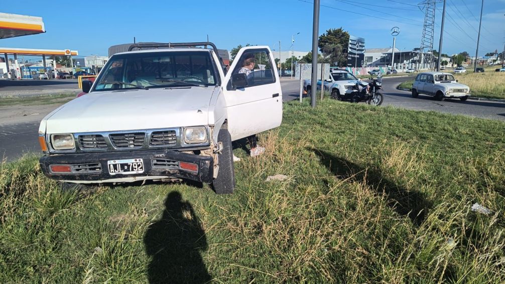 Choque en la rotonda de Ruta 226 y Espora: un motociclista fue trasladado al hospital